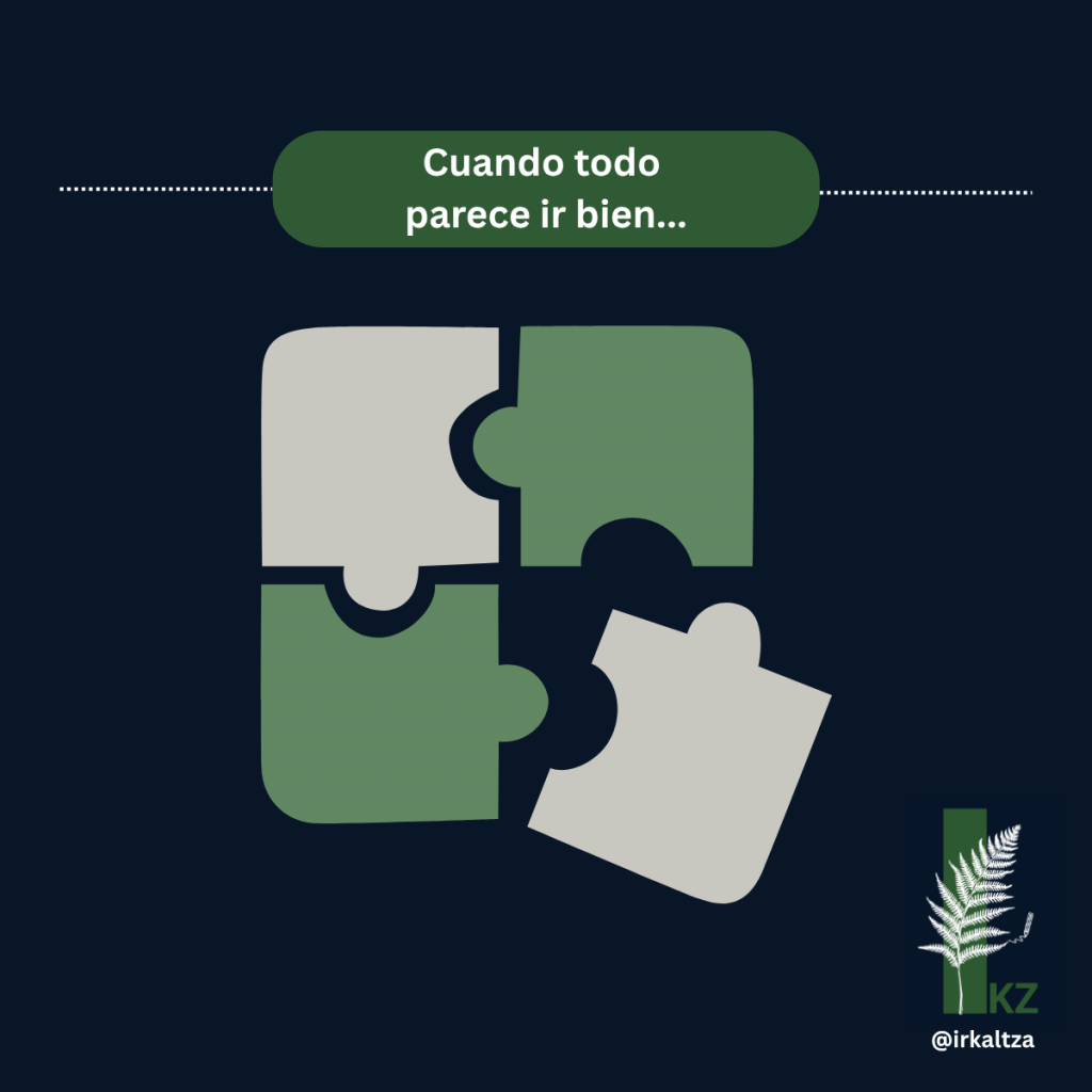 Piezas alineadas representando la falsa calma organizacional y el silencio en los equipos